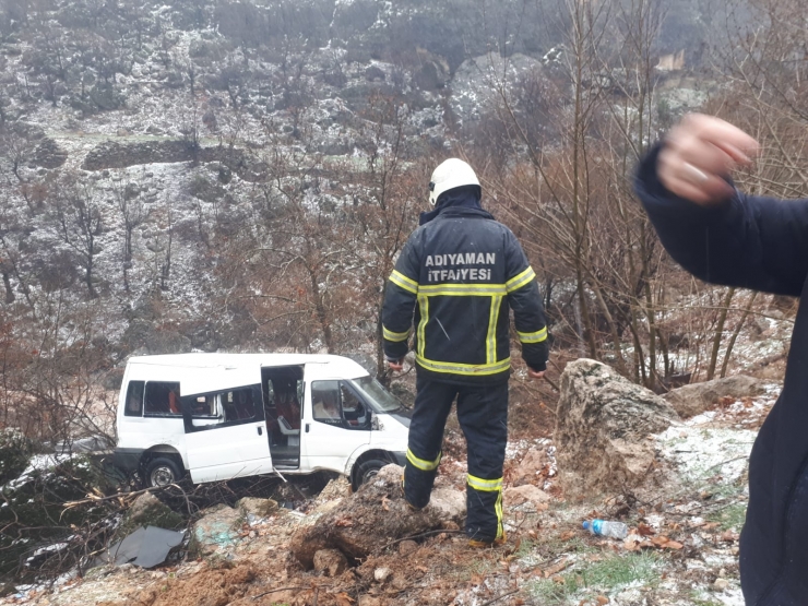 Adıyaman'da öğrenci servisinin devrilmesi sonucu 10 kişi yaralandı