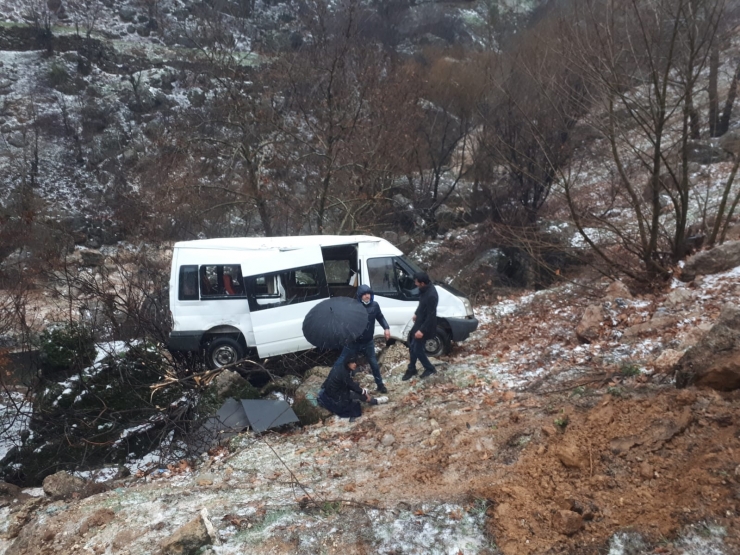 Adıyaman'da öğrenci servisinin devrilmesi sonucu 10 kişi yaralandı