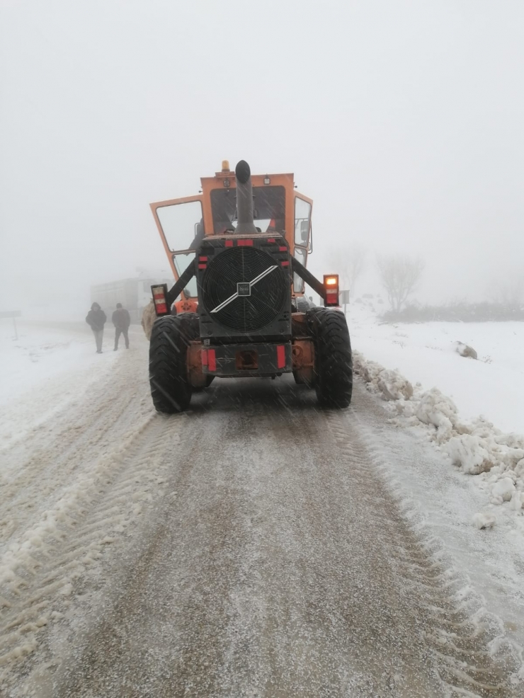 Şırnak'ta kar nedeniyle yolda kalan araçlar kurtarıldı