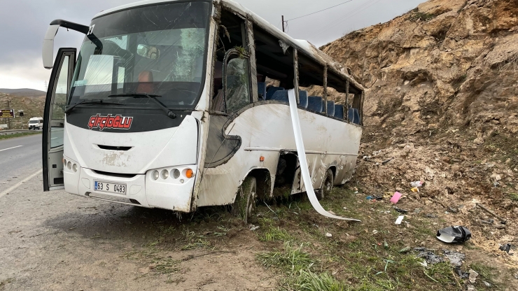 Şanlıurfa'da işçi servisinin devrilmesi sonucu 15 kişi yaralandı