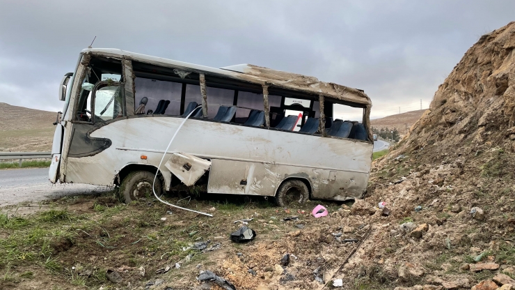 Şanlıurfa'da işçi servisinin devrilmesi sonucu 15 kişi yaralandı