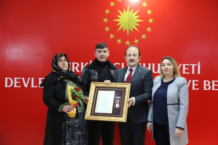 Şırnak'ta şehit ailelerine Devlet Övünç Madalyası ve Beratı verildi