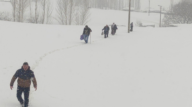 Şırnak'ta ekipler hasta yaşlı kadını hastaneye ulaştırmak için seferber oldu