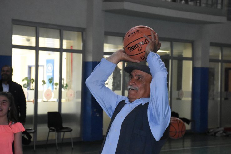 67 yaşındaki Yusuf amca görev yaptığı okulda basketbol oynuyor