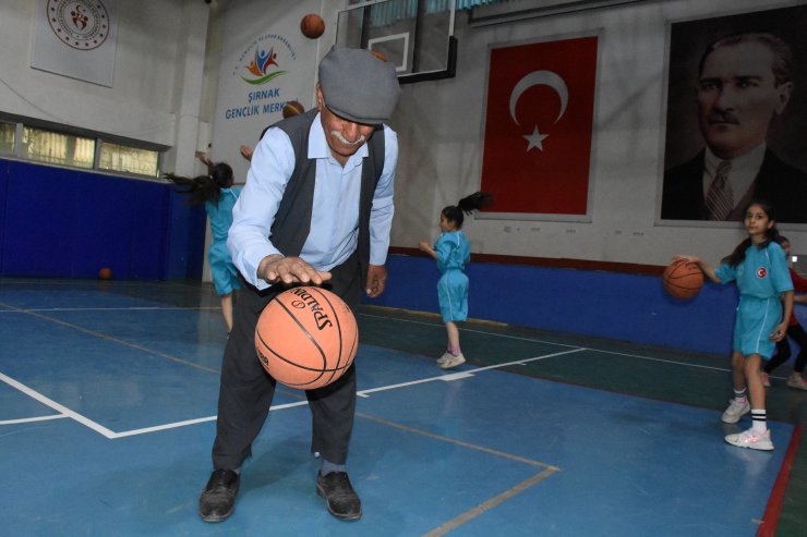 67 yaşındaki Yusuf amca görev yaptığı okulda basketbol oynuyor