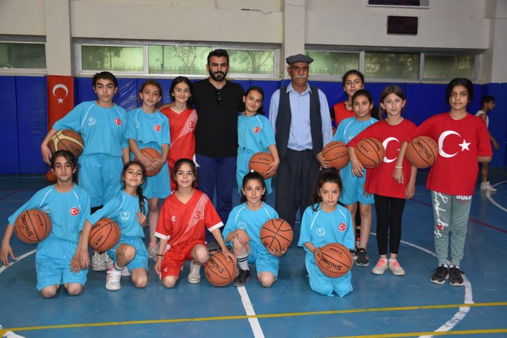 67 yaşındaki Yusuf amca görev yaptığı okulda basketbol oynuyor