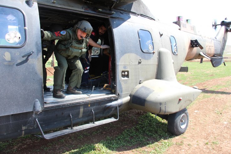 Kayalıklardan düşen kişi askeri helikopterle hastaneye kaldırıldı