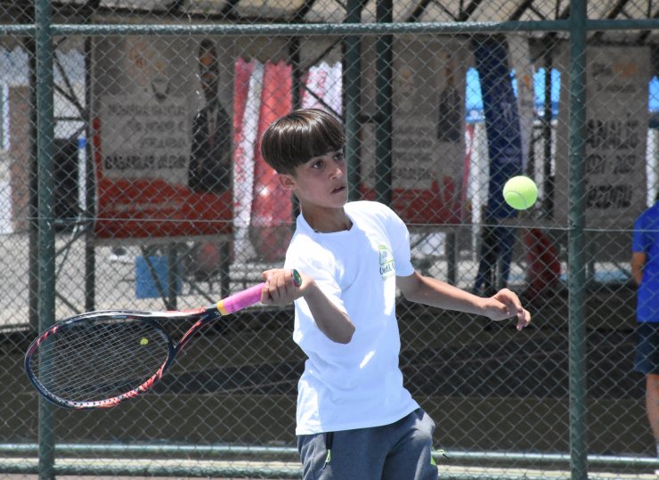 Anadolu Yıldızlar Ligi'nin tenis çeyrek finalleri Şırnak'ta devam ediyor