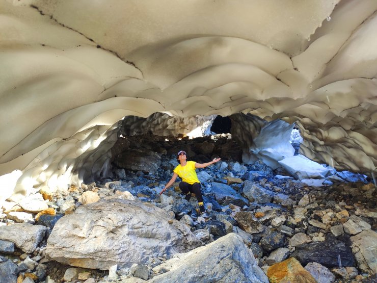 Mereto Dağı eteğindeki kardan tüneller doğaseverlerin serinleten rotası oldu