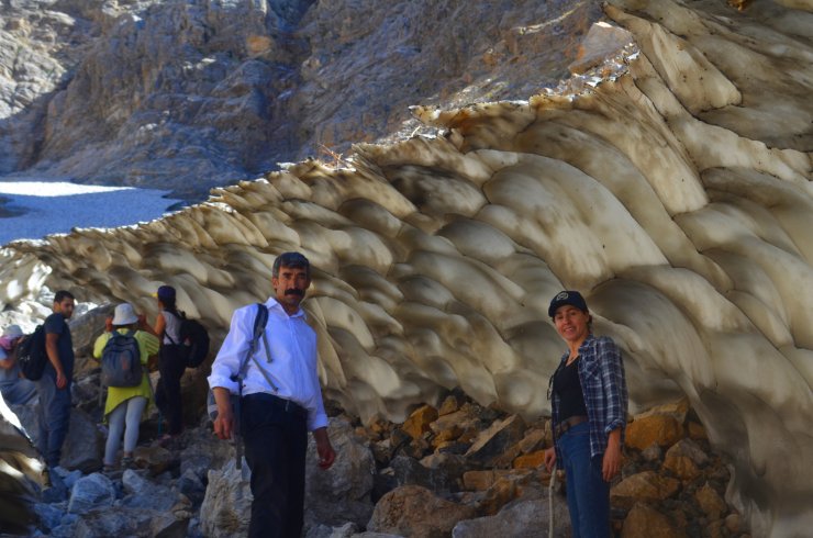 Mereto Dağı eteğindeki kardan tüneller doğaseverlerin serinleten rotası oldu