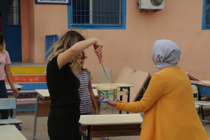 Mezradaki okul öğretmen, öğrenci ve veli dayanışmasıyla boyandı