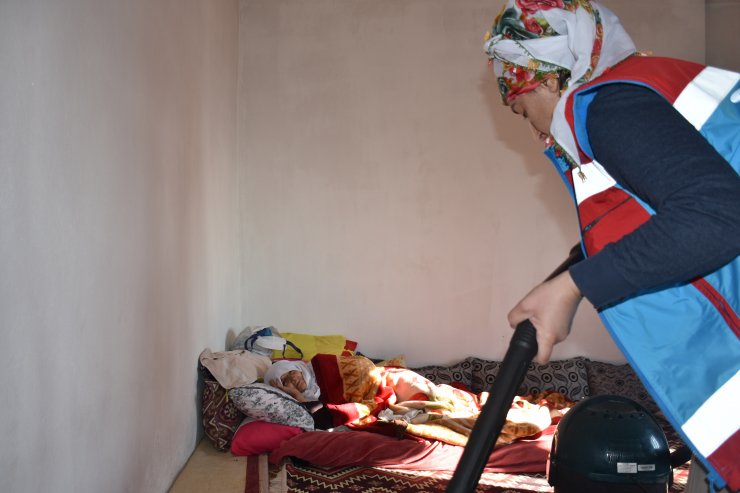 Şırnak'ta vefa ekipleri 110 ve 90 yaşındaki çiftin evini temizledi