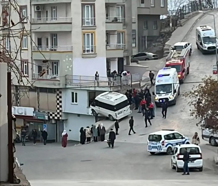 Şırnak'ta minibüs bir iş yerinin avlusuna girdi