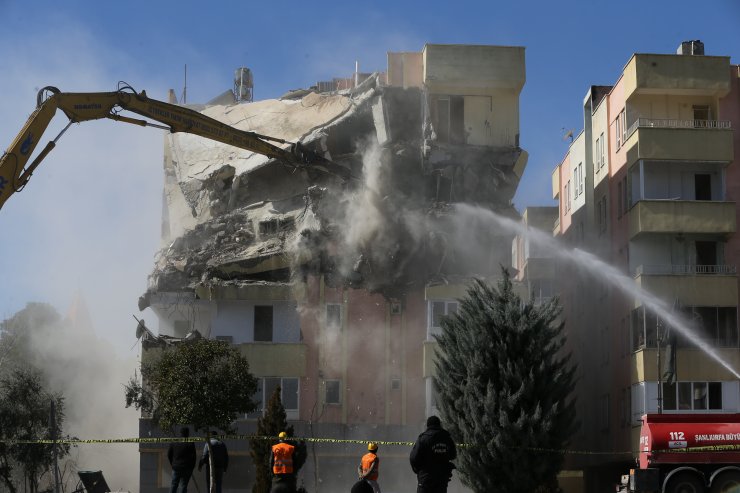 Depremde ağır hasar alan binaların yıkımına başlandı