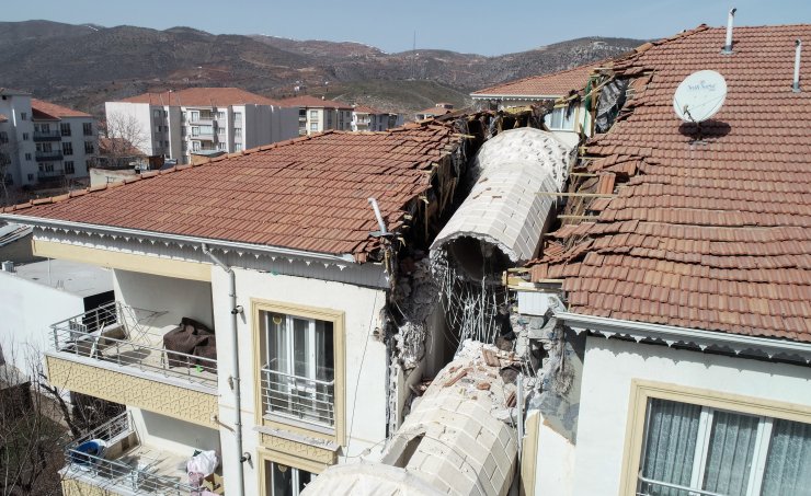 Depremde yıkılan minare 3 katlı apartmanın üzerine tek parça devrildi