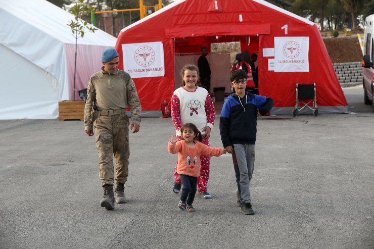 Depremden kurtulan sosyolog ihtiyacı olanların yardımına koştu