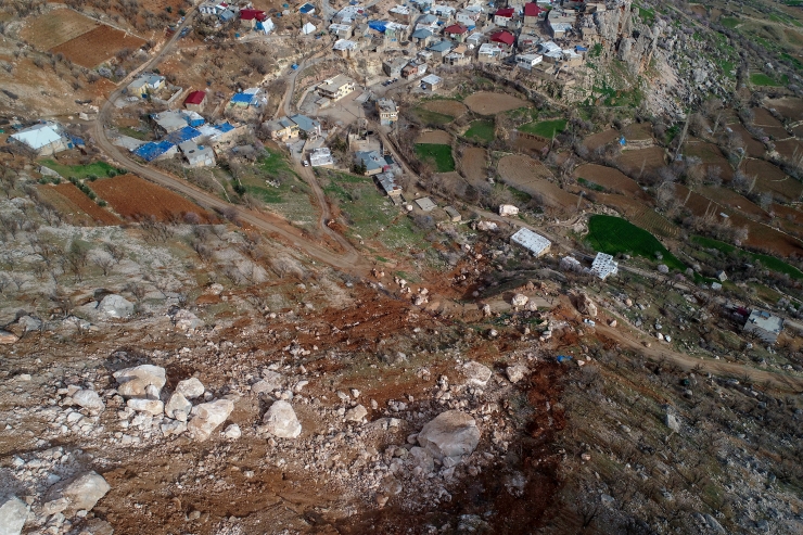 Adıyaman'da depremde dağdan kopan devasa kayalar evleri teğet geçti