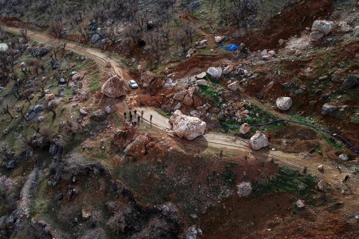 Adıyaman'da depremde dağdan kopan devasa kayalar evleri teğet geçti