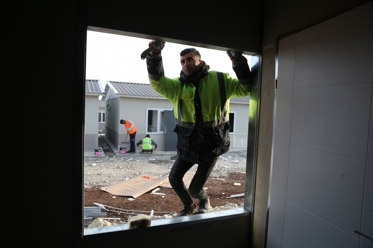 Adıyaman'da işçiler depremzedeler için prefabrik mesaisinde