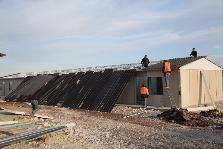 Adıyaman'da işçiler depremzedeler için prefabrik mesaisinde