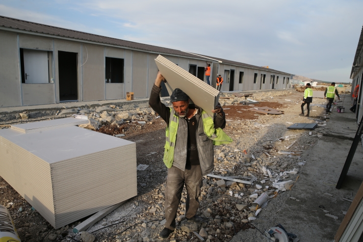 Adıyaman'da işçiler depremzedeler için prefabrik mesaisinde