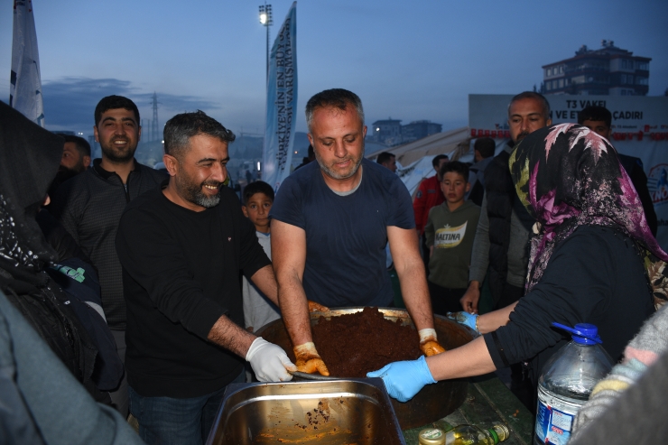 Adıyamanlı depremzede aile çadır kentlerde kalanlar için çiğ köfte yoğuruyor