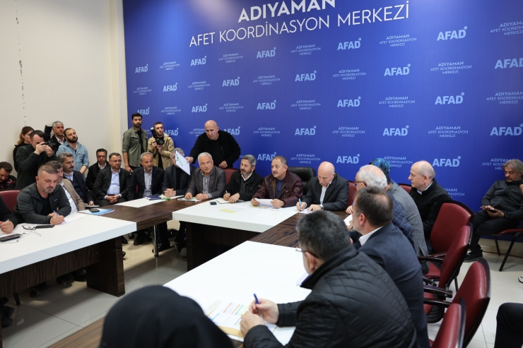 AK Parti'li Özhaseki deprem bölgesi Adıyaman'da konuştu: