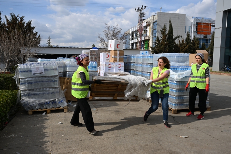 Enkazdan can kurtaran dağcı kadınlar depremzedelerin yaralarını sarıyor