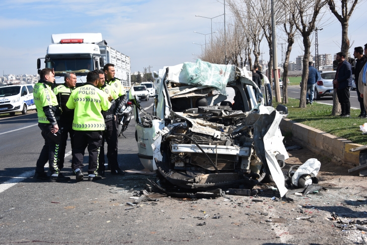 Şanlıurfa'da kamyon ile kamyonet çarpıştı, 1 kişi öldü, 1 kişi yaralandı