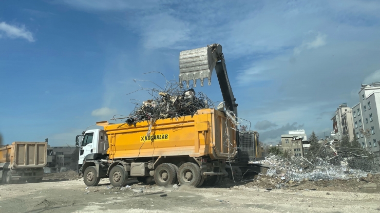 Adıyaman'da enkaz kaldırma ve binaların yıkım işlemleri sürüyor