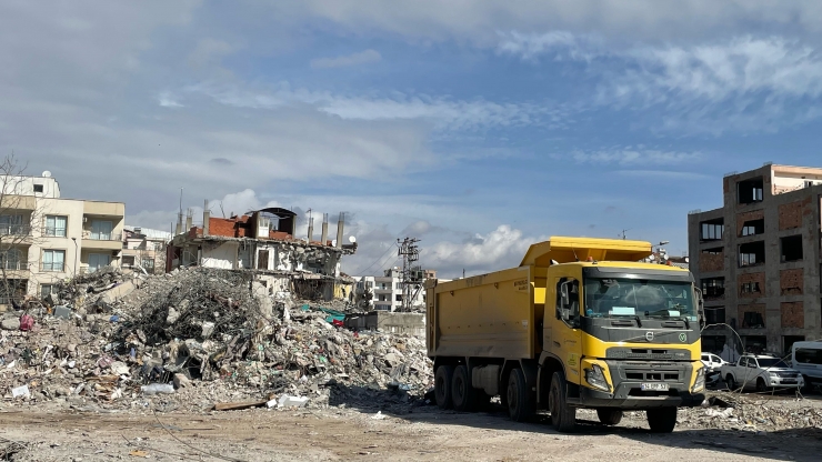 Adıyaman'da enkaz kaldırma ve binaların yıkım işlemleri sürüyor