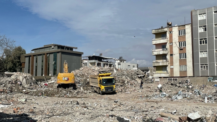 Adıyaman'da enkaz kaldırma ve binaların yıkım işlemleri sürüyor