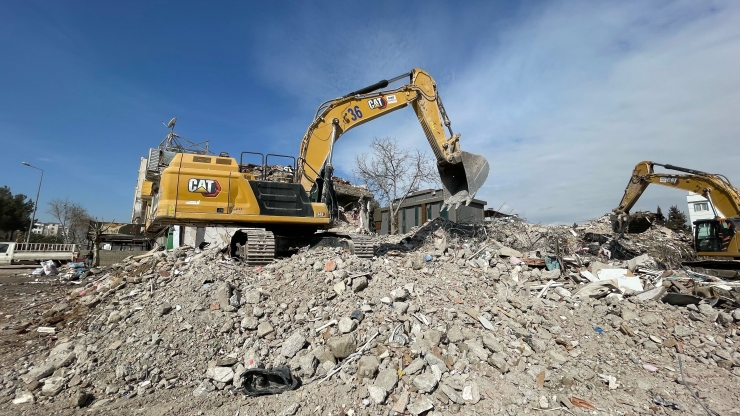 Adıyaman'da enkaz kaldırma ve binaların yıkım işlemleri sürüyor