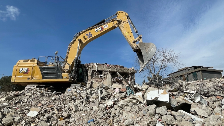 Adıyaman'da enkaz kaldırma ve binaların yıkım işlemleri sürüyor