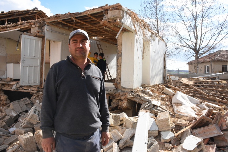 Depremin vurduğu Gölbaşı'nda fay hattının üzerindeki ev ikiye bölündü