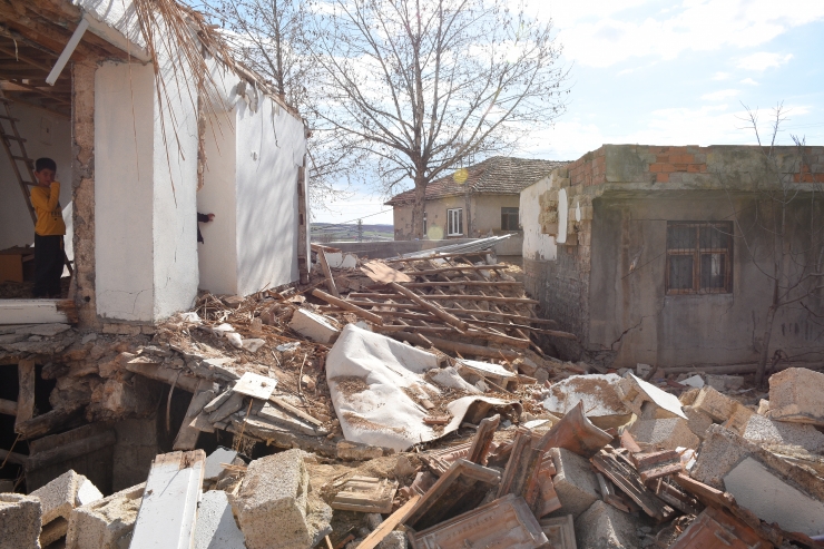 Depremin vurduğu Gölbaşı'nda fay hattının üzerindeki ev ikiye bölündü