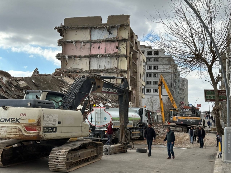 Şırnak'ta riskli 2 bina yıkılıyor