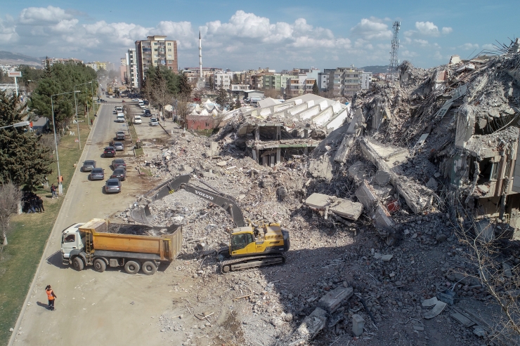 Depremden etkilenen Adıyaman enkazdan arındırılıyor