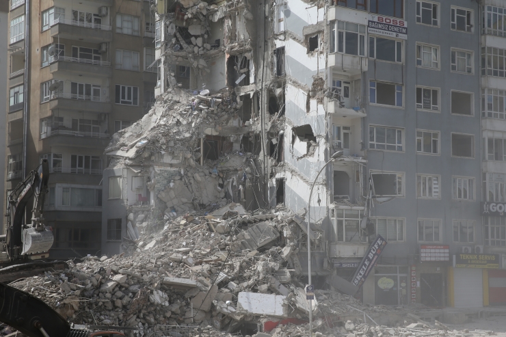 Şanlıurfa'da depremde hasar gören binaların yıkımı sürüyor