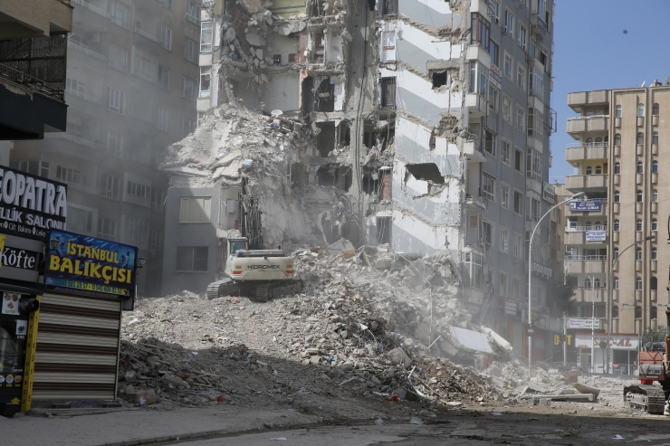 Şanlıurfa'da depremde hasar gören binaların yıkımı sürüyor