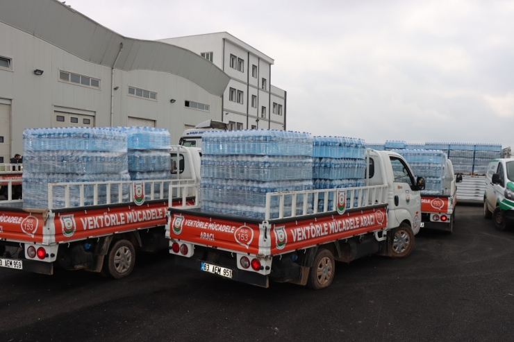 Şanlıurfa Büyükşehir Belediyesi vatandaşlara su dağıtıyor