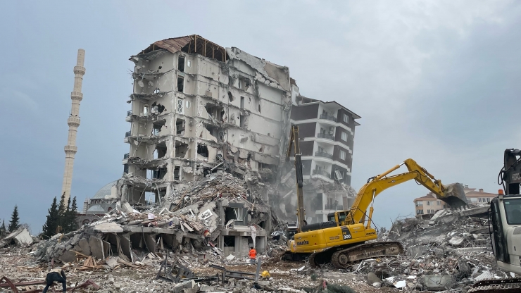 Adıyaman'da enkaz kaldırma ve hasarlı binaların yıkım çalışmaları sürüyor