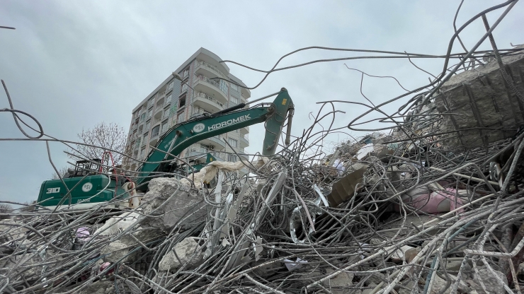 Adıyaman'da enkaz kaldırma ve hasarlı binaların yıkım çalışmaları sürüyor