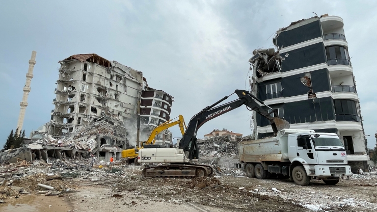 Adıyaman'da enkaz kaldırma ve hasarlı binaların yıkım çalışmaları sürüyor