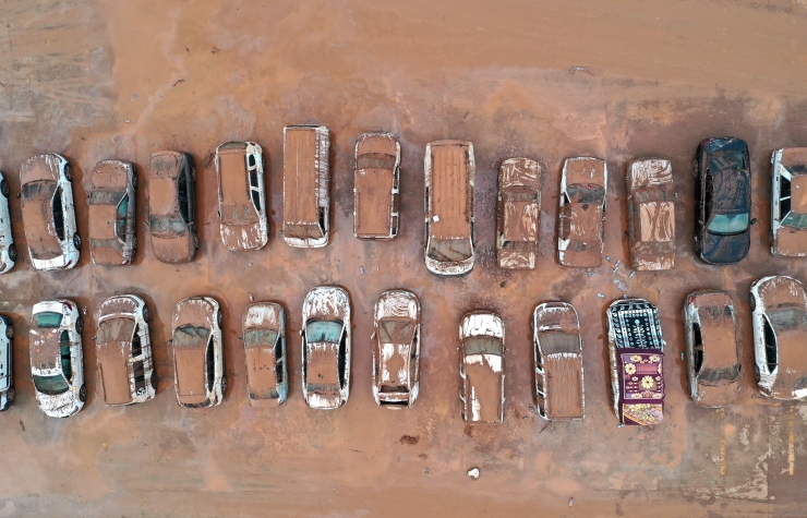 Şanlıurfa'da selden etkilenen kapalı otoparktaki araçlar çıkarıldı