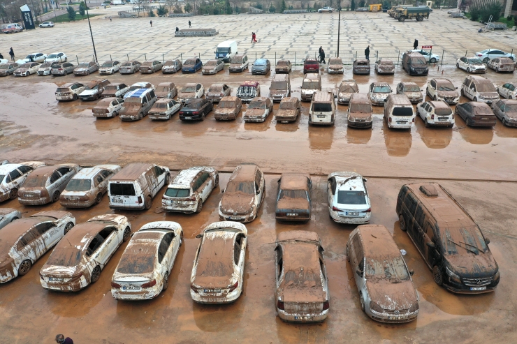 Şanlıurfa'da selden etkilenen kapalı otoparktaki araçlar çıkarıldı
