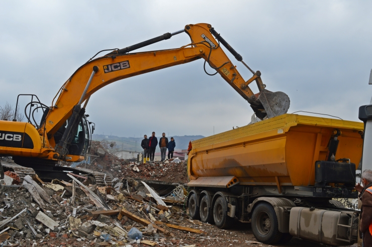 Adıyaman'ın Gölbaşı ilçesinde enkaz kaldırma çalışmaları sürüyor