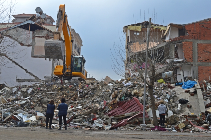 Adıyaman'ın Gölbaşı ilçesinde enkaz kaldırma çalışmaları sürüyor