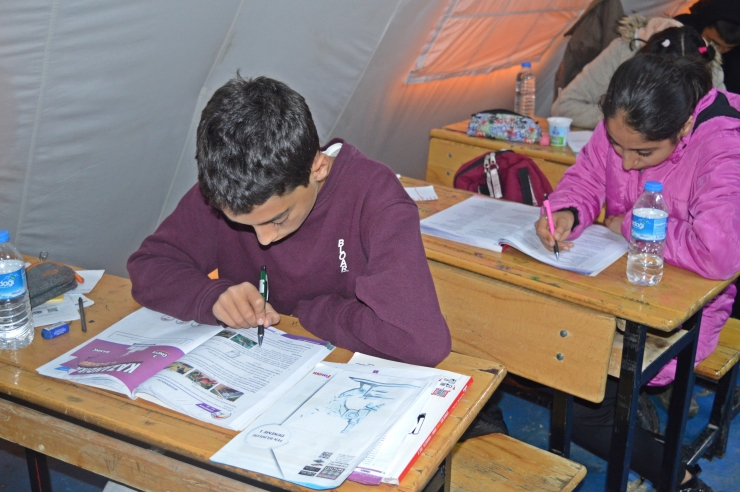 Okul bahçesindeki çadırda Destekleme Yerleştirme Kursları devam ediyor