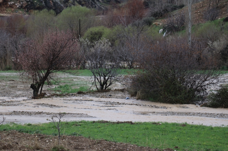 Adıyaman'da selden etkilenen tarım arazilerindeki hasar tespit ediliyor